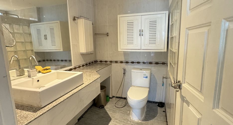 For sale そして for rent 3 ベッドルーム condo in Sattahip, Chonburi