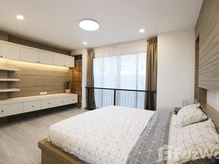 Casa adosada en venta y en alquiler de 3 habitaciones en Phra Khanong, Bangkok