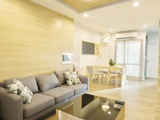 Casa adosada en venta y en alquiler de 3 habitaciones en Phra Khanong, Bangkok