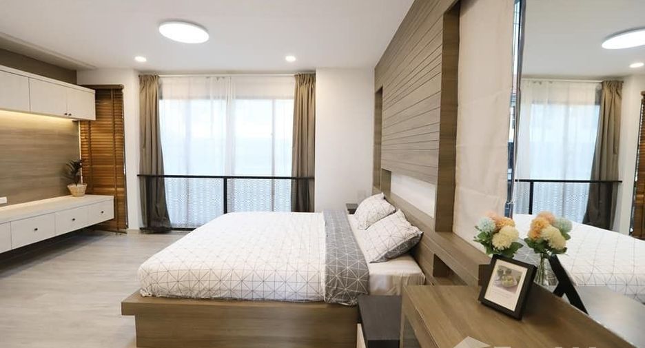 Casa adosada en venta y en alquiler de 3 habitaciones en Phra Khanong, Bangkok