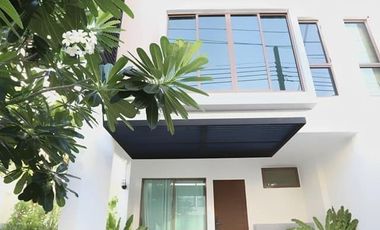 Casa adosada en venta y en alquiler de 3 habitaciones en Phra Khanong, Bangkok