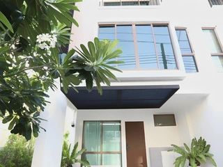 Casa adosada en venta y en alquiler de 3 habitaciones en Phra Khanong, Bangkok