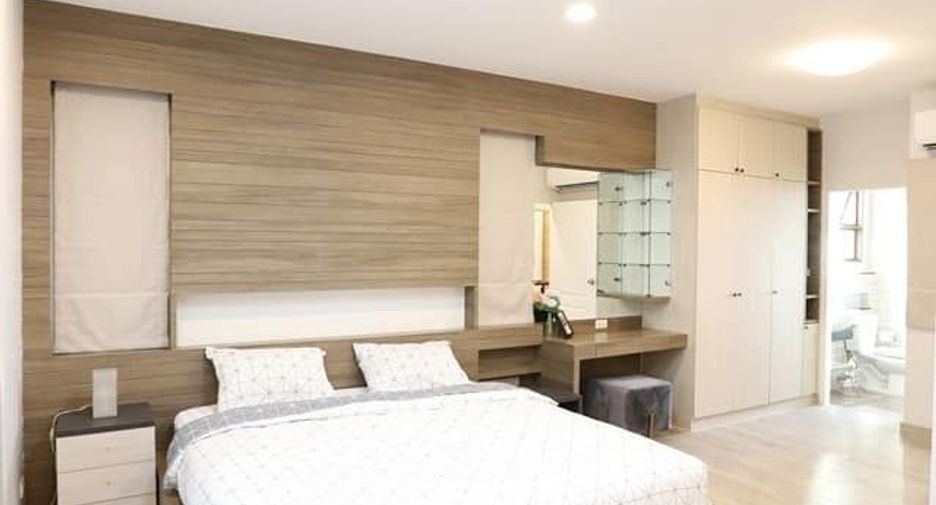 Casa adosada en venta y en alquiler de 3 habitaciones en Phra Khanong, Bangkok