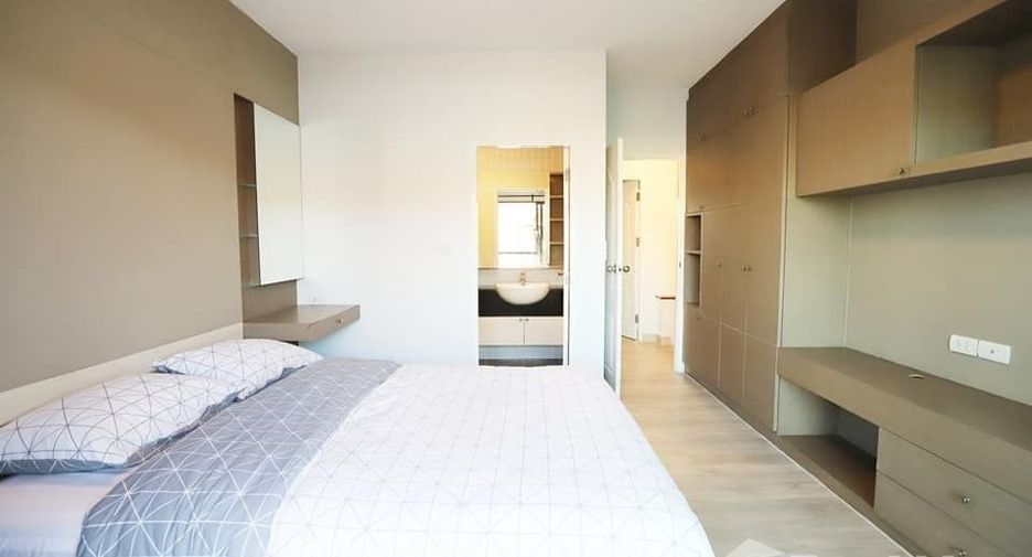 Casa adosada en venta y en alquiler de 3 habitaciones en Phra Khanong, Bangkok