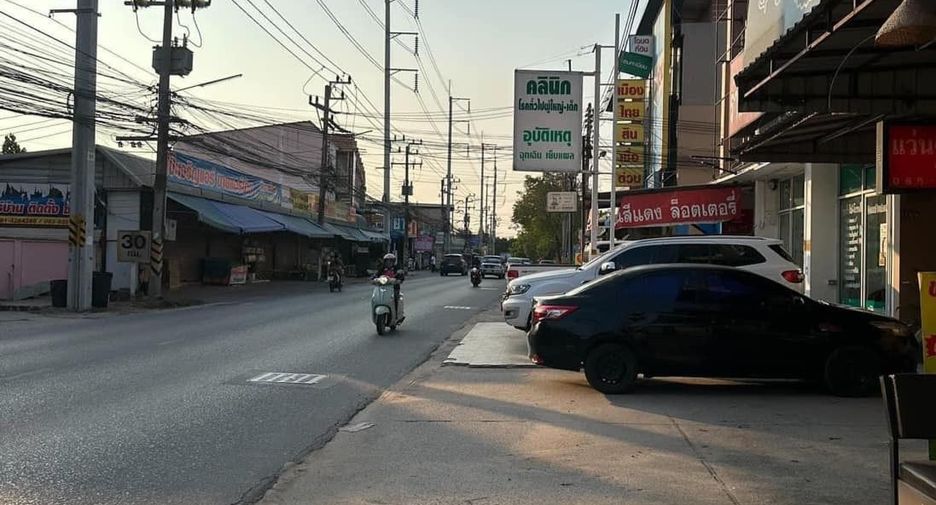 For rent 4 bedrooms retail Space in Bang Lamung, Chonburi