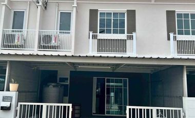 Casa adosada en alquiler de 4 habitaciones en Huay Yai, Pattaya
