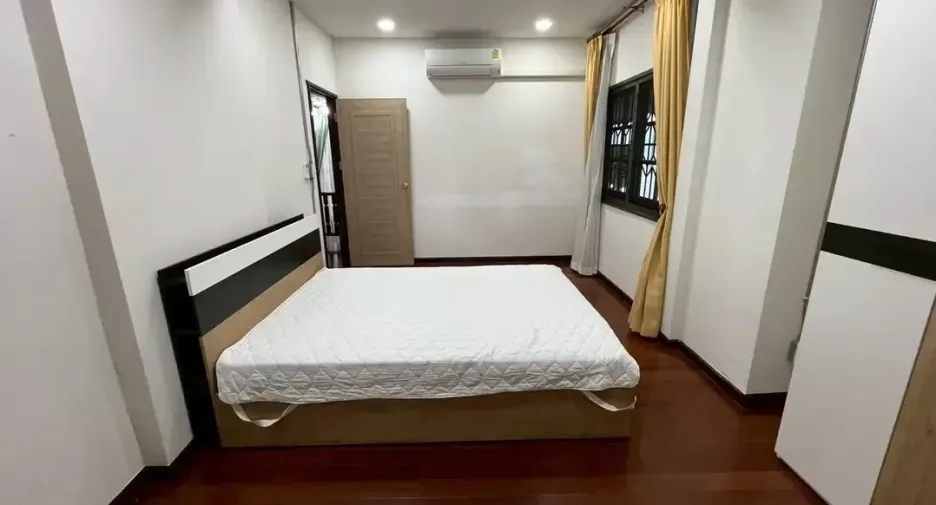 For rent 4 bedrooms house in Mueang Chiang Mai, Chiang Mai