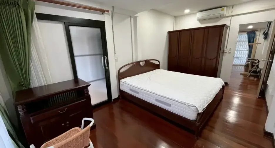 For rent 4 bedrooms house in Mueang Chiang Mai, Chiang Mai