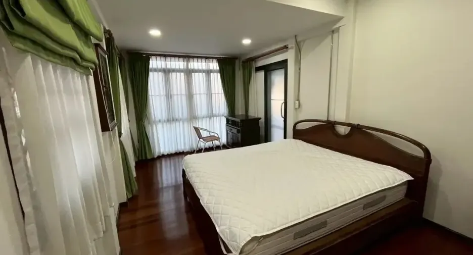 For rent 4 bedrooms house in Mueang Chiang Mai, Chiang Mai