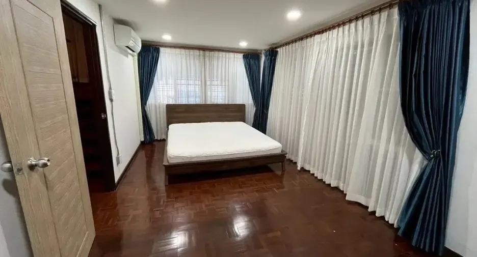 For rent 4 bedrooms house in Mueang Chiang Mai, Chiang Mai
