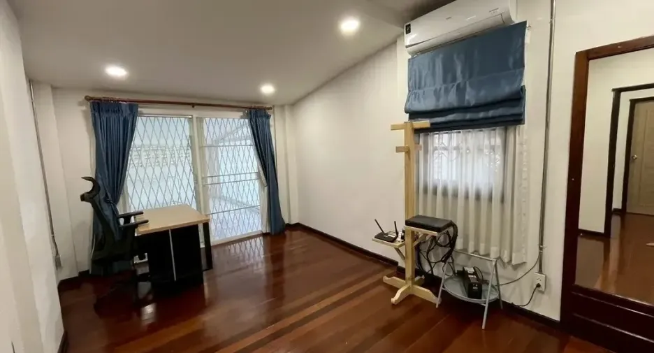 For rent 4 bedrooms house in Mueang Chiang Mai, Chiang Mai