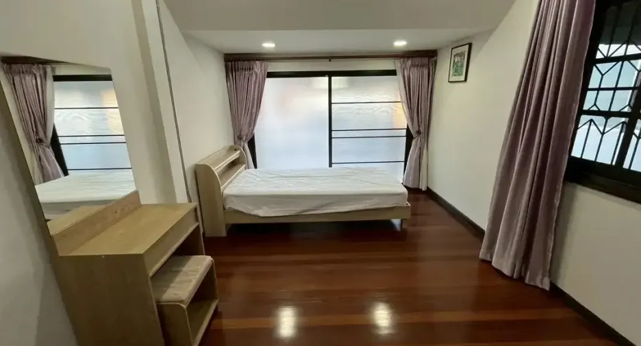 For rent 4 bedrooms house in Mueang Chiang Mai, Chiang Mai