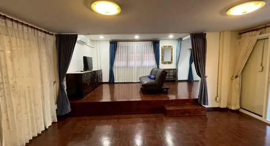 For rent 4 bedrooms house in Mueang Chiang Mai, Chiang Mai
