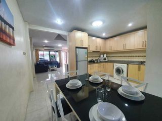 Casa adosada en alquiler de 4 habitaciones en Bang Lamung, Chonburi