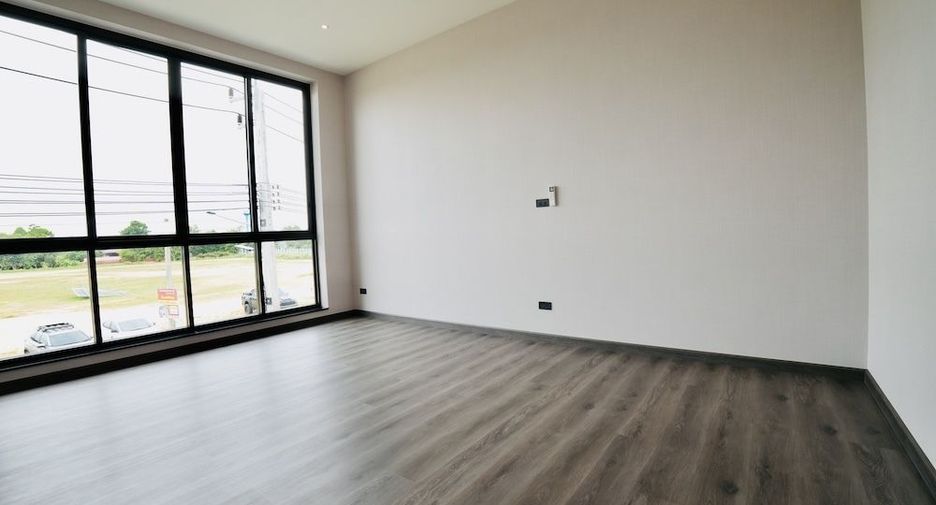 For rent 4 bedrooms villa in Mueang Chiang Mai, Chiang Mai
