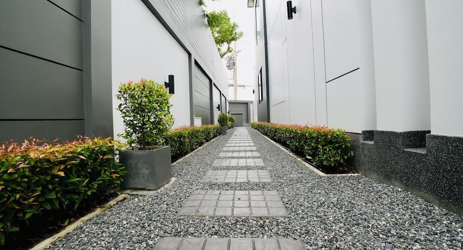 For rent 4 bedrooms villa in Mueang Chiang Mai, Chiang Mai