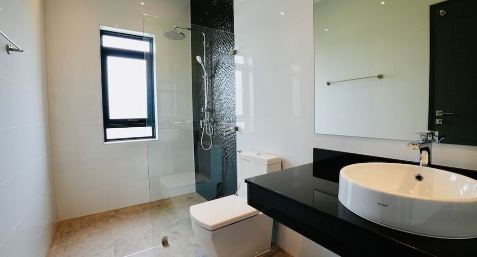 For rent 4 bedrooms villa in Mueang Chiang Mai, Chiang Mai