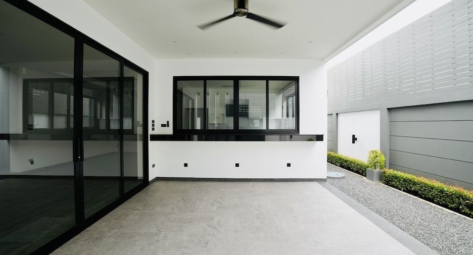 For rent 4 bedrooms villa in Mueang Chiang Mai, Chiang Mai