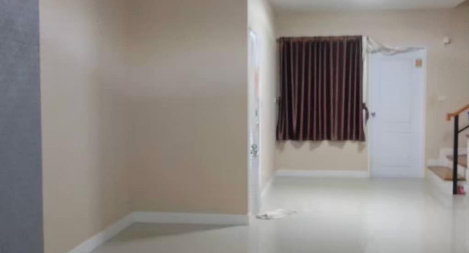 For rent 4 bedrooms townhouse in Mueang Chiang Mai, Chiang Mai