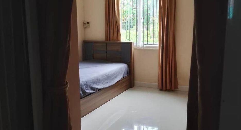 For rent 4 bedrooms townhouse in Mueang Chiang Mai, Chiang Mai