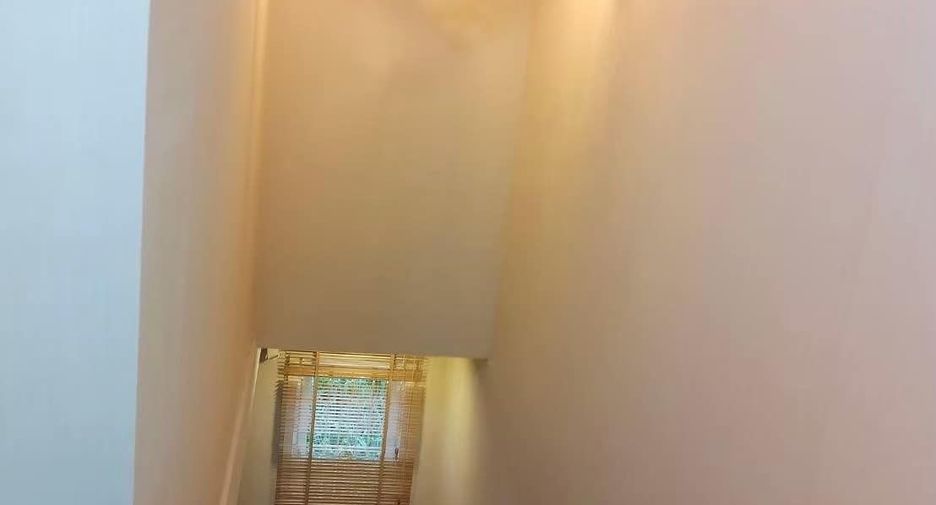For rent 4 bedrooms townhouse in Mueang Chiang Mai, Chiang Mai