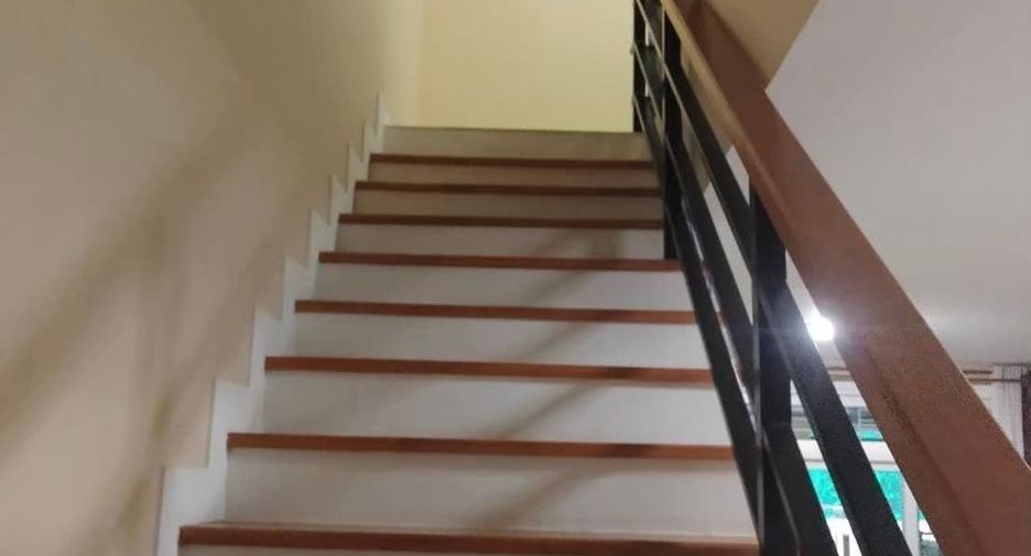 For rent 4 bedrooms townhouse in Mueang Chiang Mai, Chiang Mai