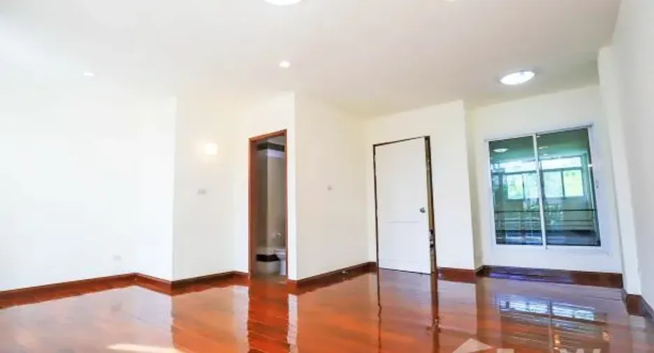 For sale 3 bedrooms townhouse in Wang Thonglang, Bangkok