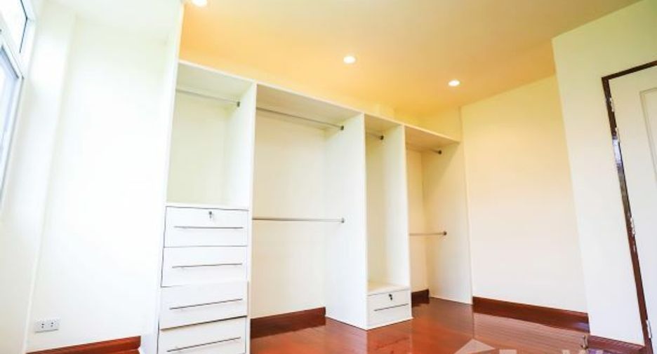 For sale 3 bedrooms townhouse in Wang Thonglang, Bangkok