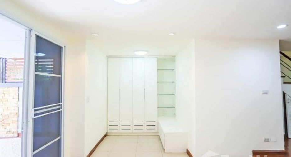 For sale 3 bedrooms townhouse in Wang Thonglang, Bangkok