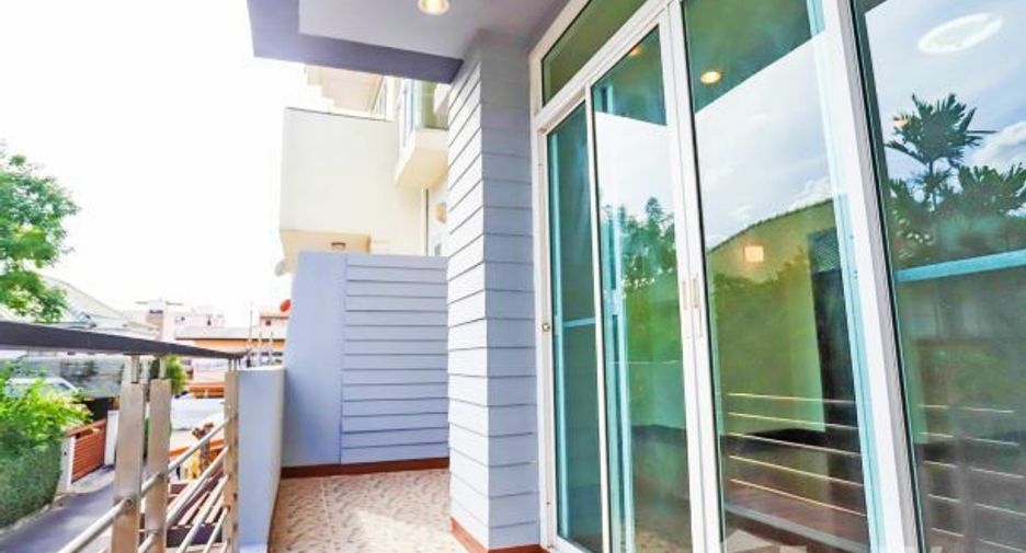For sale 3 bedrooms townhouse in Wang Thonglang, Bangkok