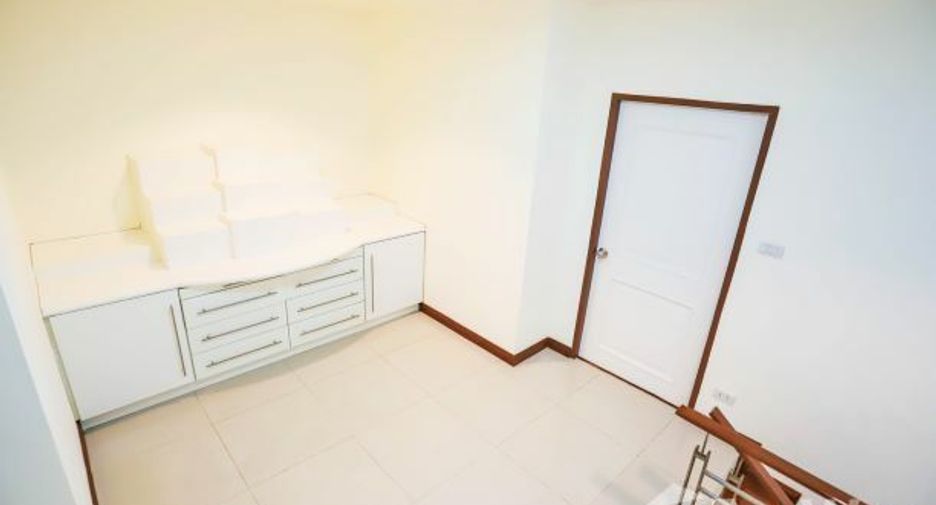 For sale 3 bedrooms townhouse in Wang Thonglang, Bangkok