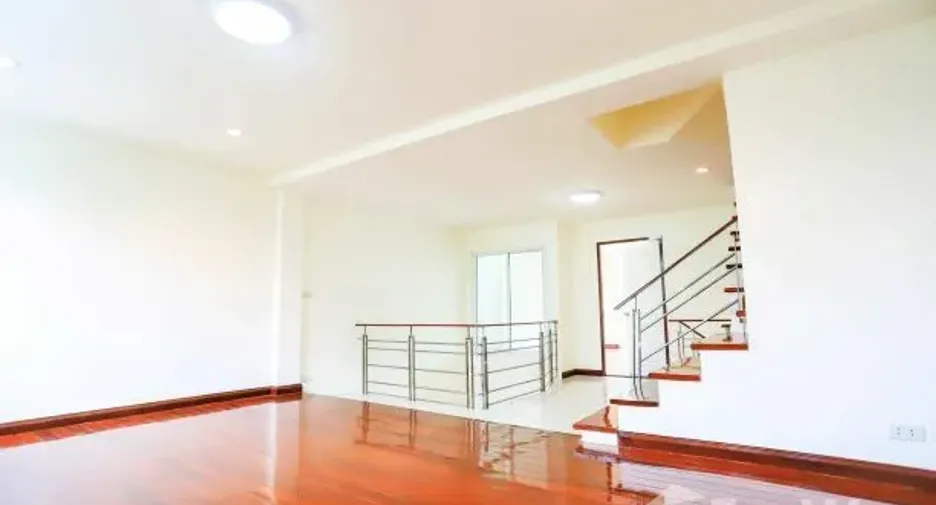 For sale 3 bedrooms townhouse in Wang Thonglang, Bangkok