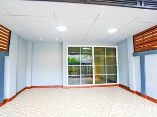 出售 3 卧室 联排别墅 在 Wang Thong Lang, 曼谷