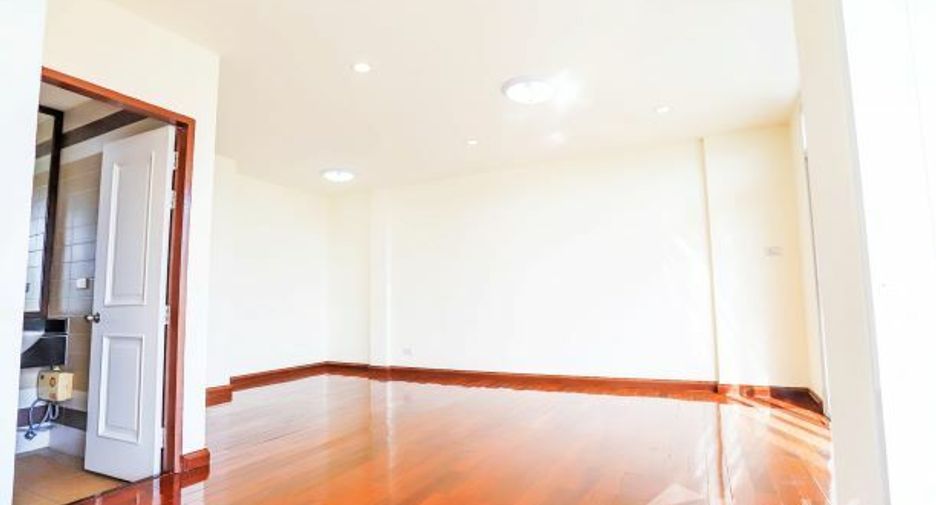 For sale 3 bedrooms townhouse in Wang Thonglang, Bangkok