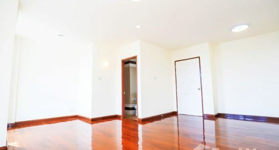 For sale 3 bedrooms townhouse in Wang Thonglang, Bangkok