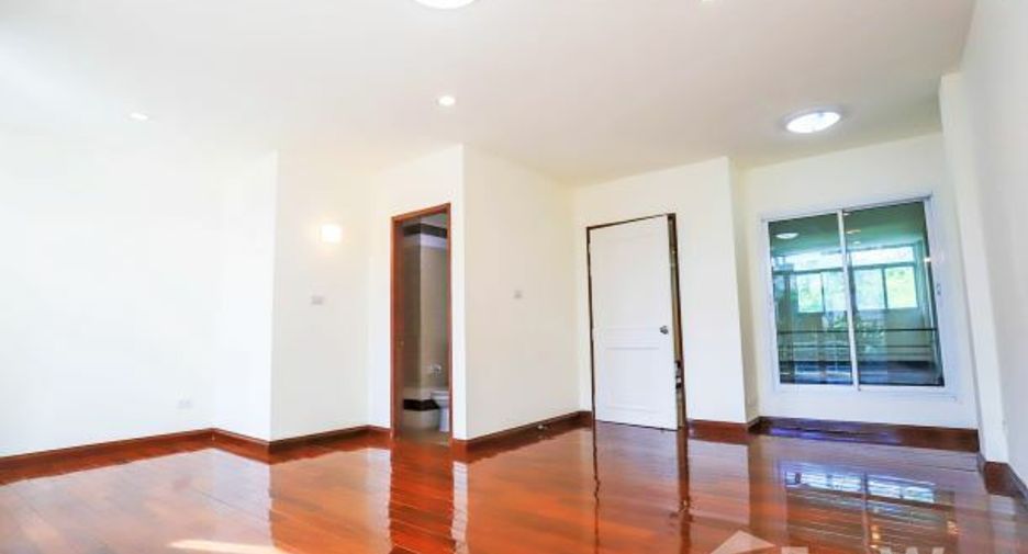 For sale 3 bedrooms townhouse in Wang Thonglang, Bangkok