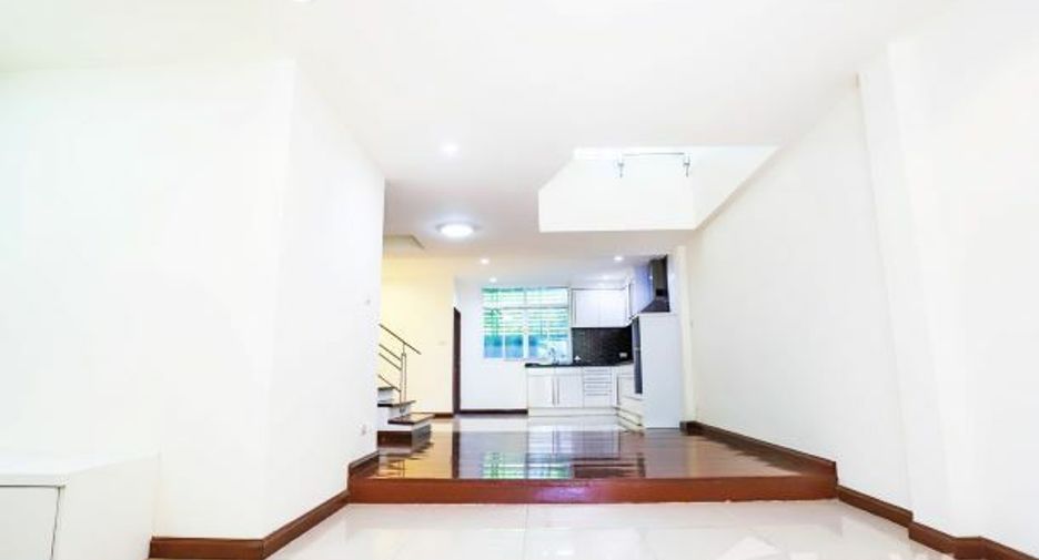 For sale 3 bedrooms townhouse in Wang Thonglang, Bangkok
