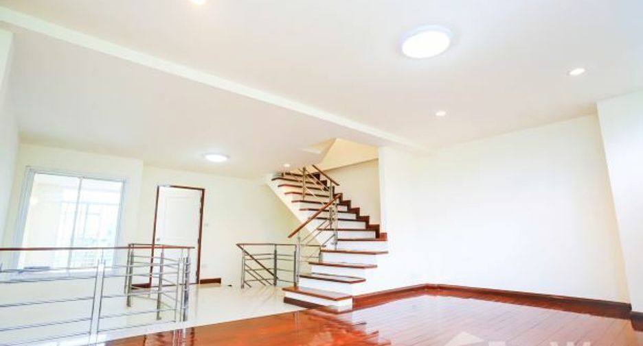 For sale 3 bedrooms townhouse in Wang Thonglang, Bangkok