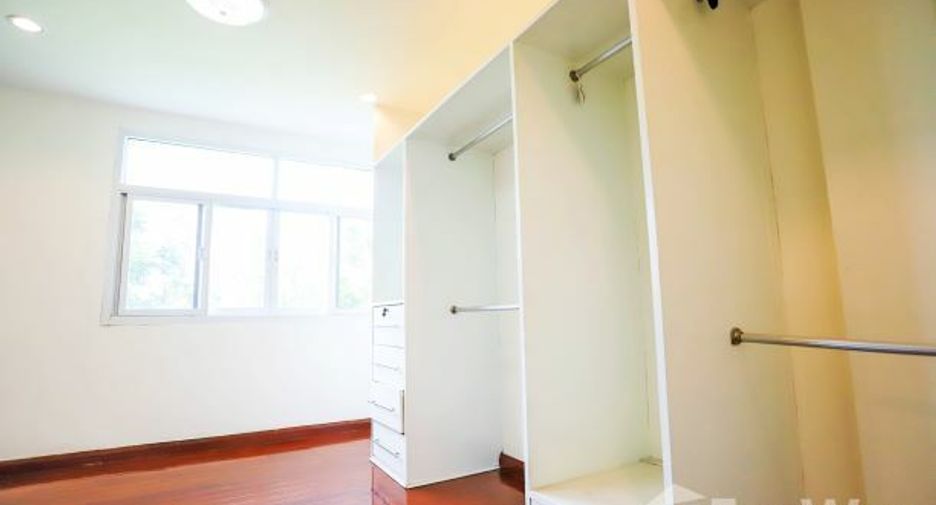 For sale 3 bedrooms townhouse in Wang Thonglang, Bangkok