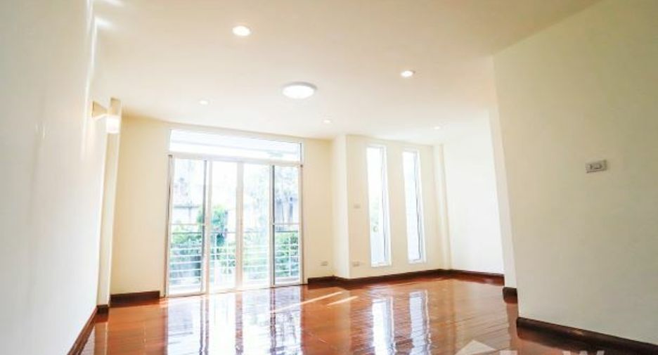 For sale 3 bedrooms townhouse in Wang Thonglang, Bangkok