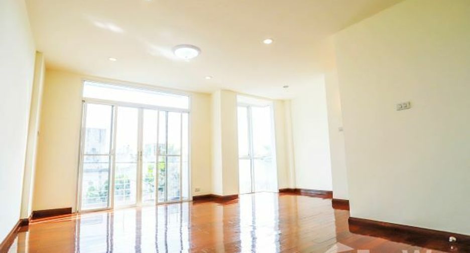 For sale 3 bedrooms townhouse in Wang Thonglang, Bangkok