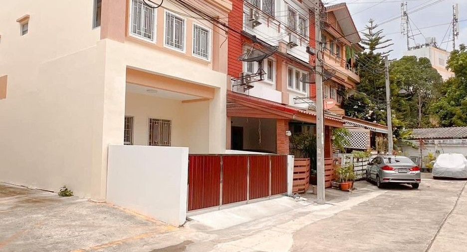 For sale 3 bedrooms townhouse in Bang Khun Thian, Bangkok
