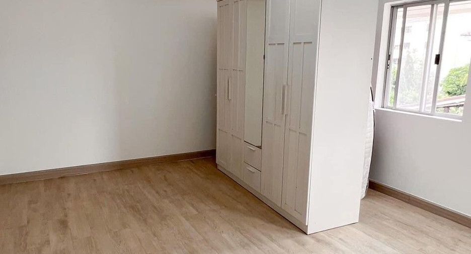 For sale 3 bedrooms townhouse in Bang Khun Thian, Bangkok