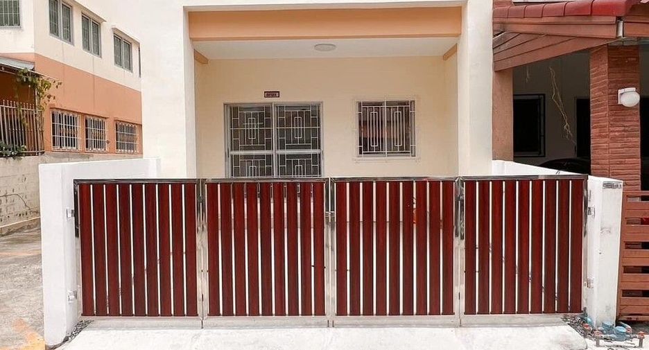 For sale 3 bedrooms townhouse in Bang Khun Thian, Bangkok