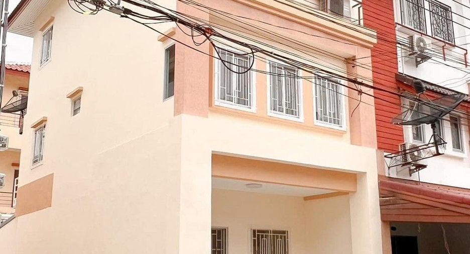 For sale 3 bedrooms townhouse in Bang Khun Thian, Bangkok