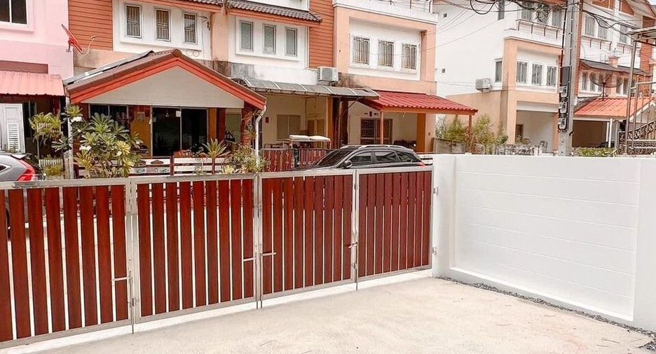 For sale 3 bedrooms townhouse in Bang Khun Thian, Bangkok
