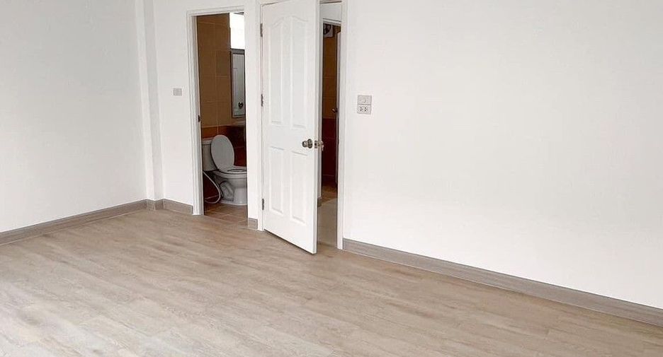 For sale 3 bedrooms townhouse in Bang Khun Thian, Bangkok