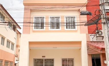 À vendre 3 chambres maison de ville à Bang Khun Thian, Bangkok