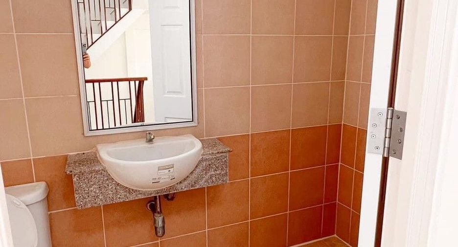 For sale 3 bedrooms townhouse in Bang Khun Thian, Bangkok
