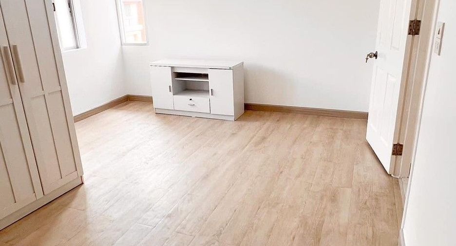For sale 3 bedrooms townhouse in Bang Khun Thian, Bangkok